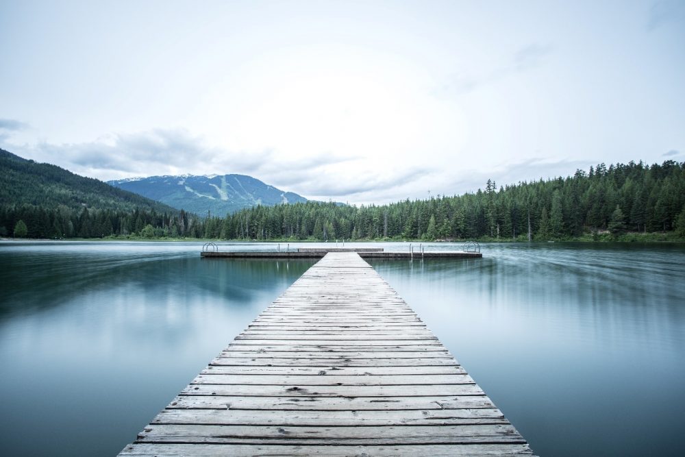 passerella di legno che va verso un lago canadese