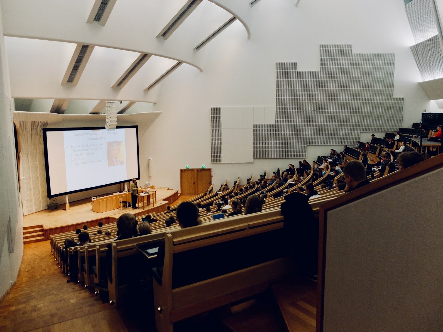 aula universitaria con lezione in corso