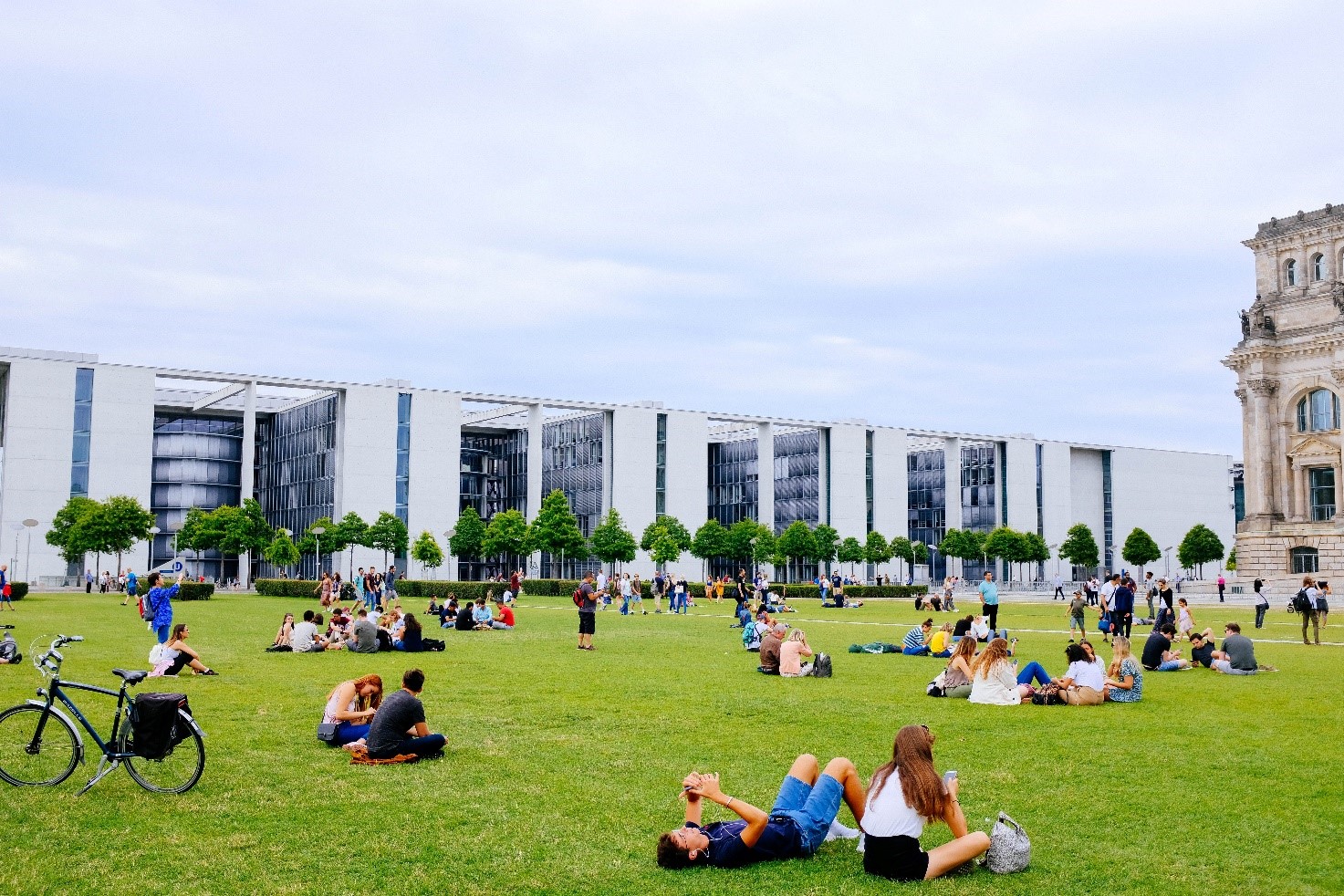 studenti nel tempo libero su prato di un campus universitario