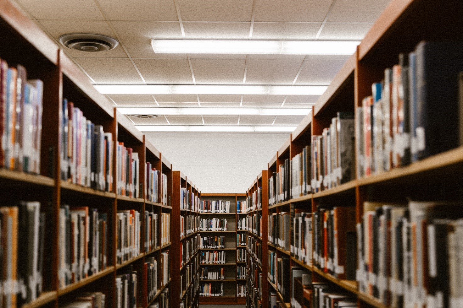 corsia di una biblioteca