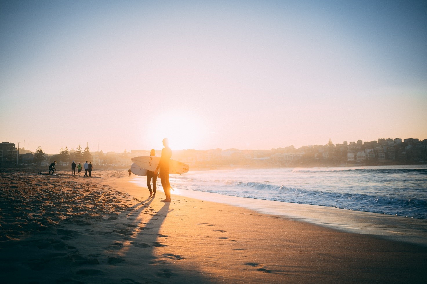 due surfisti austrliani in riva al mare al tramonto