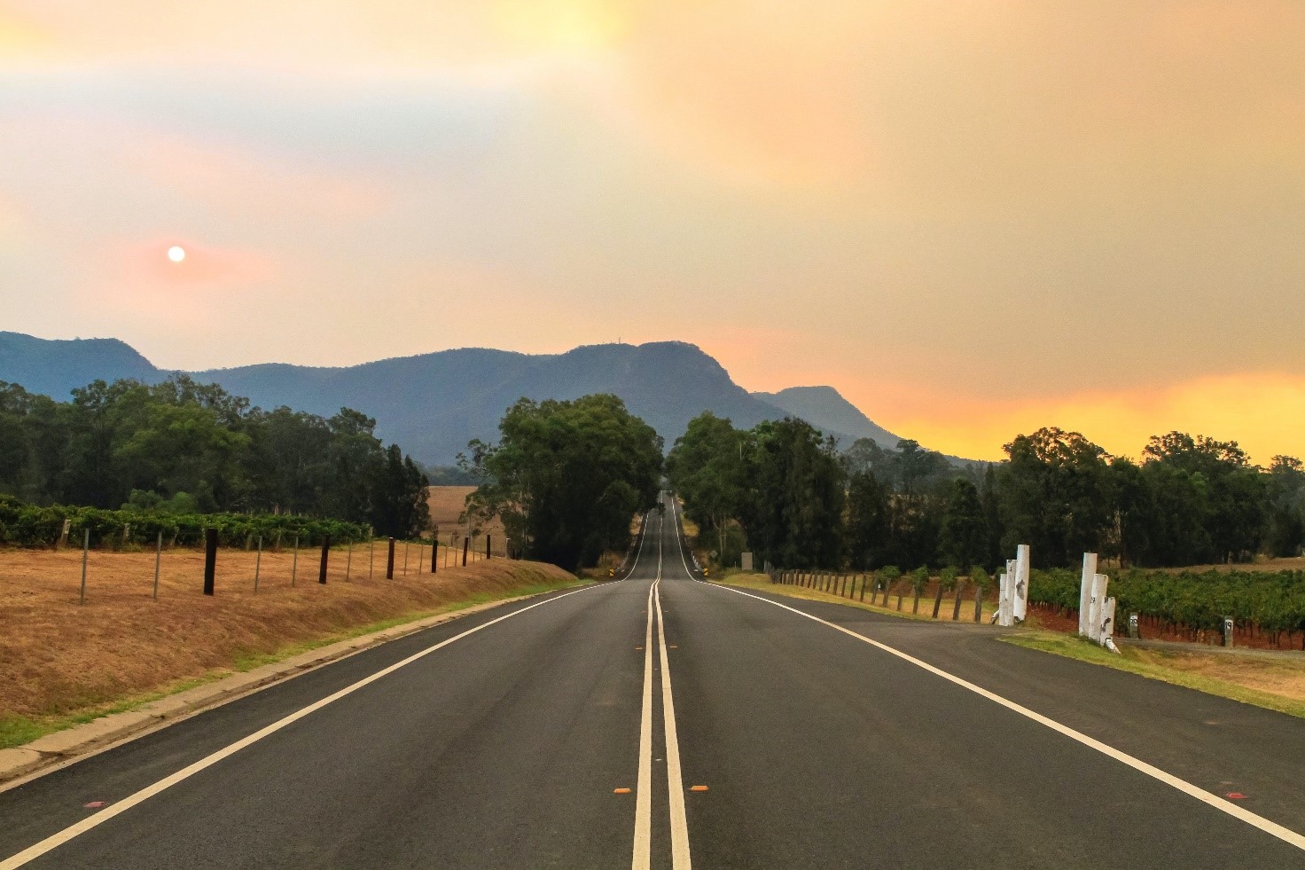 strada vuota in Australia vista al tramonto