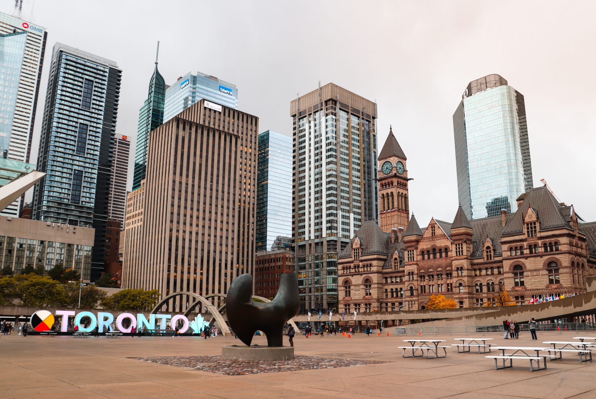 visti per il canada: toronto, piazza con la scritta toronto